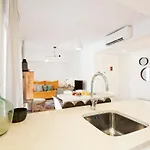 宾馆 Bright 2 Bedroom With Parking In
