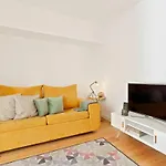 Bright 2 Bedroom With Parking In 宾馆 *