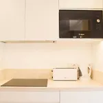 Bright 2 Bedroom With Parking In