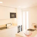 Bright 2 Bedroom With Parking In