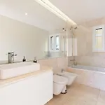 Bright 2 Bedroom With Parking In *