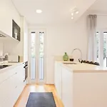 Bright 2 Bedroom With Parking In 宾馆