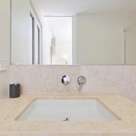 Bright 2 Bedroom With Parking In Mini-hôtel