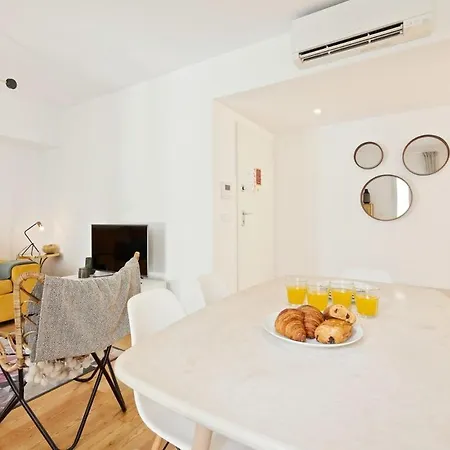 Fogadó Bright 2 Bedroom With Parking In