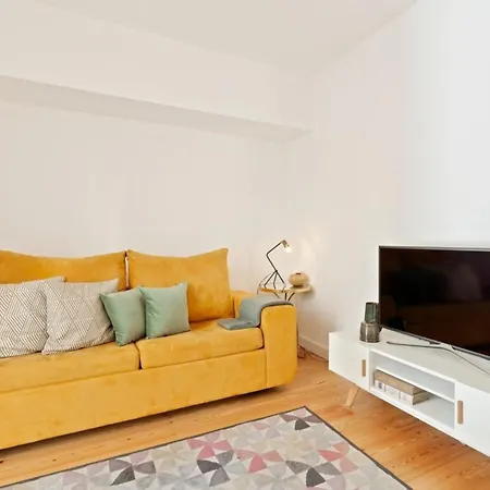 Bright 2 Bedroom With Parking In Lissabon