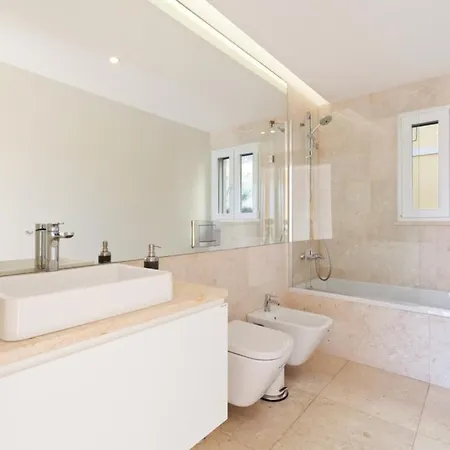 Bright 2 Bedroom With Parking In * Lisboa
