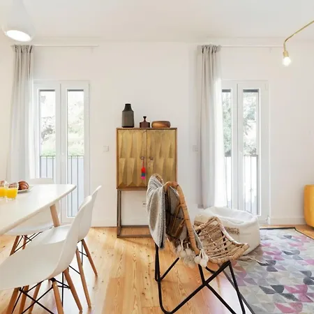 Bright 2 Bedroom With Parking In Appartement