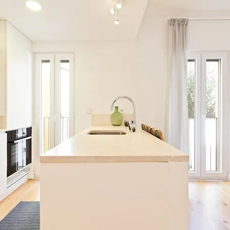 Bright 2 Bedroom With Parking In * Lisboa
