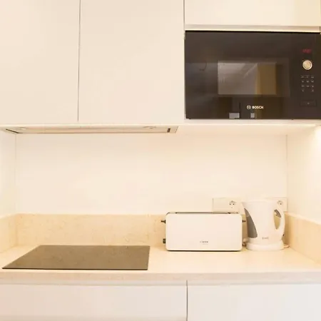 Bright 2 Bedroom With Parking In Appartement