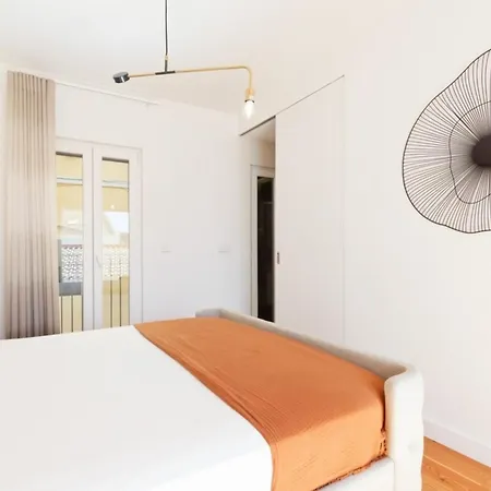 Bright 2 Bedroom With Parking In Lissabon