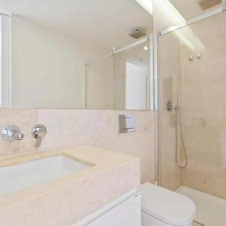 Bright 2 Bedroom With Parking In *