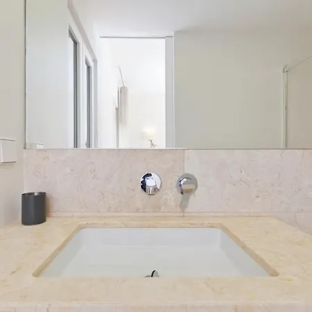 Bright 2 Bedroom With Parking In Lisboa