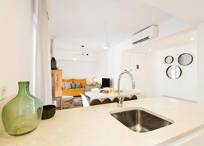 Мини-отель Bright 2 Bedroom With Parking In