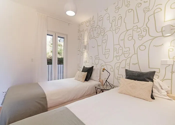 Bright 2 Bedroom With Parking In Мини-отель *