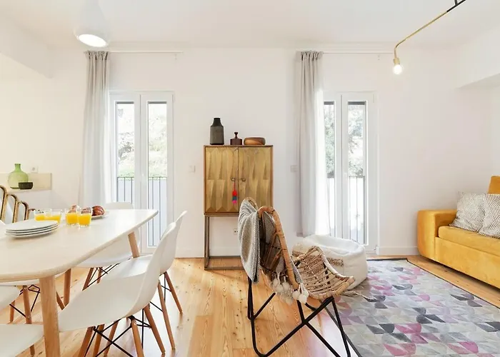 Bright 2 Bedroom With Parking In Мини-отель Лиссабон