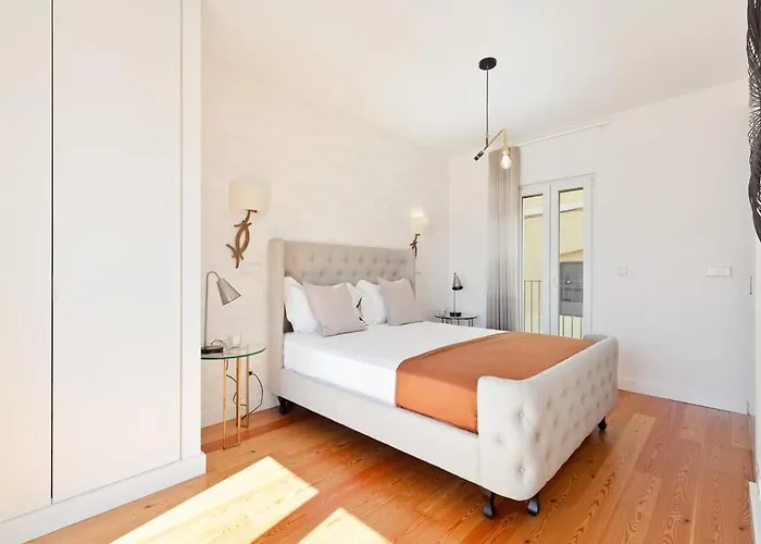 Мини-отель Bright 2 Bedroom With Parking In Лиссабон