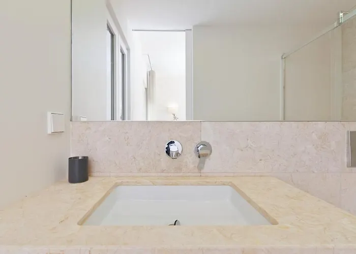 Bright 2 Bedroom With Parking In Мини-отель