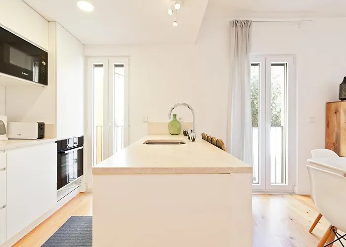 Мини-отель Bright 2 Bedroom With Parking In Лиссабон
