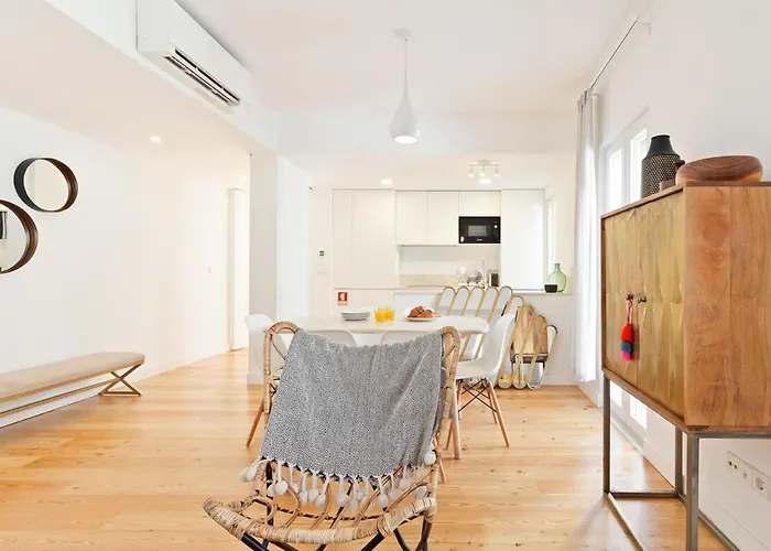 Bright 2 Bedroom With Parking In *