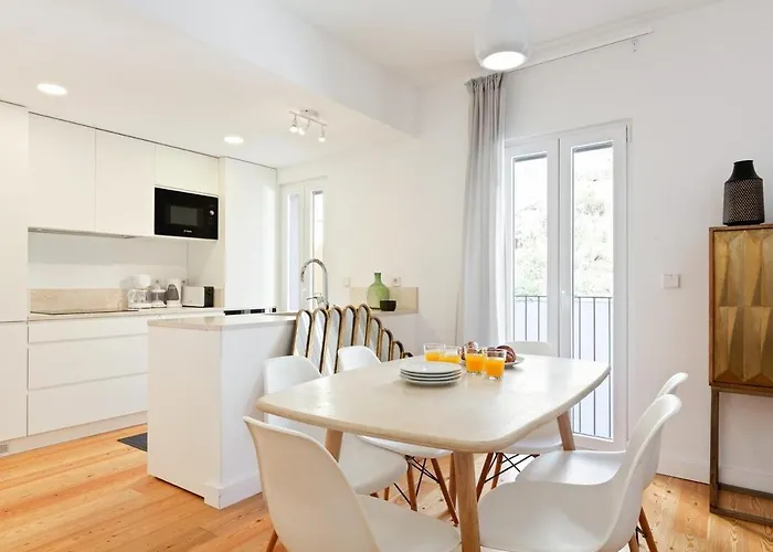 Bright 2 Bedroom With Parking In Лиссабон