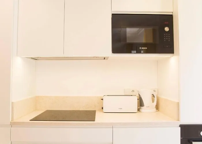 Bright 2 Bedroom With Parking In