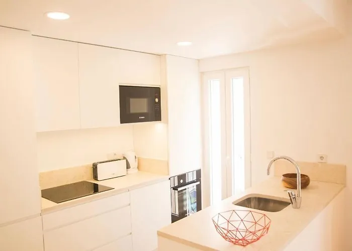 Bright 2 Bedroom With Parking In