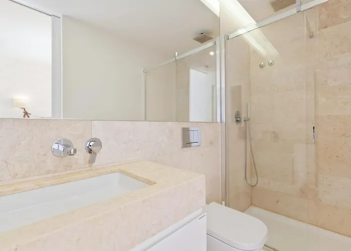 Bright 2 Bedroom With Parking In Мини-отель