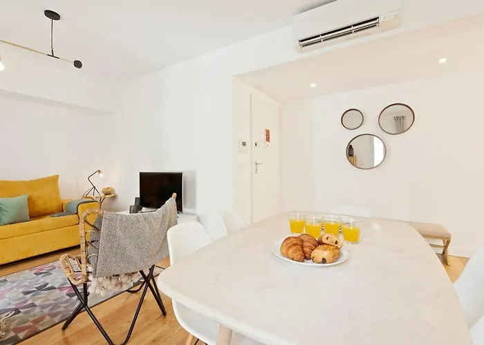 Мини-отель Bright 2 Bedroom With Parking In