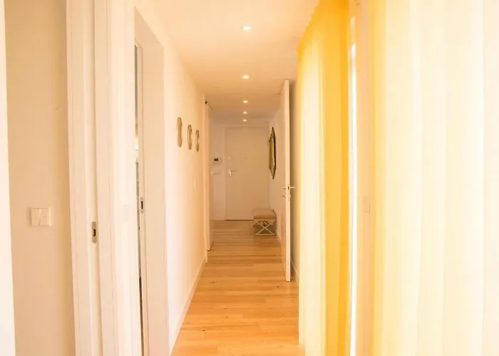 Мини-отель Bright 2 Bedroom With Parking In Лиссабон
