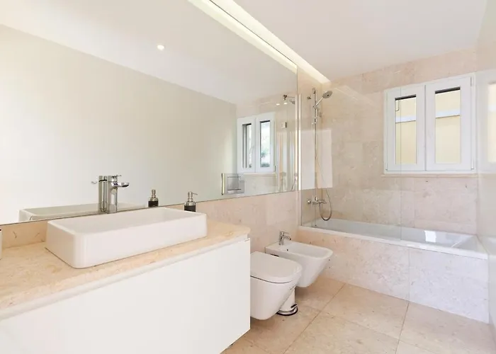 Bright 2 Bedroom With Parking In *
