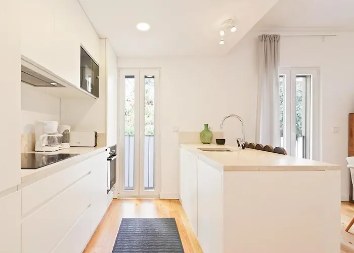Bright 2 Bedroom With Parking In Мини-отель
