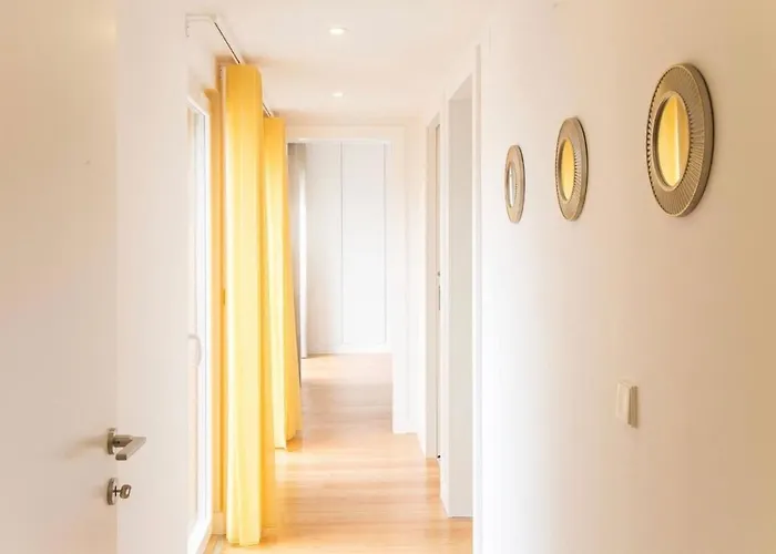 Bright 2 Bedroom With Parking In Мини-отель *