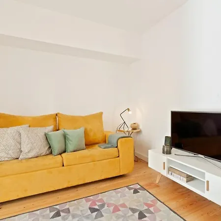 Bright 2 Bedroom With Parking In *